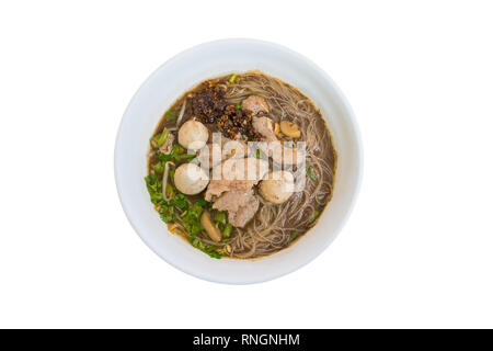 Viande de porc nouilles et pièce dans un bol sur la table au bouillon intense. Vue de dessus oover isolé sur fond blanc et clipping path Banque D'Images