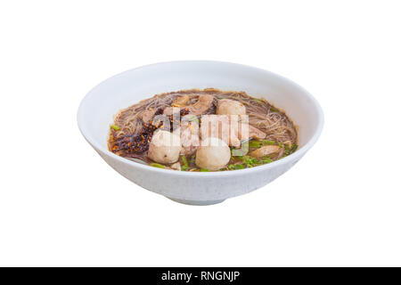 Viande de porc nouilles et pièce dans un bol sur la table au bouillon intense. Vue de dessus oover isolé sur fond blanc et clipping path Banque D'Images