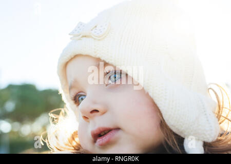 Adorable bébé fille de deux ans. Portrait en gros, l'accent sur les yeux bleus. Banque D'Images