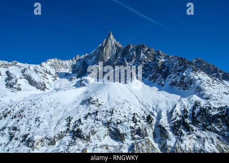 L'emblématique pic d'escalade de l'Aiguille du Dru vu de train du Montenvers, près de Chamonix. Banque D'Images