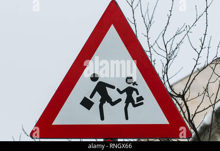 Plaque de rue d'avertissement près du passage pour piétons à proximité d'une école Banque D'Images