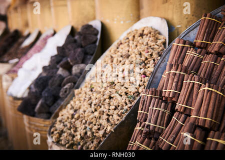 Fleurs séchées et d'herbes pour la vente à un décrochage du marché dans le souk de la médina, à Marrakech. Banque D'Images