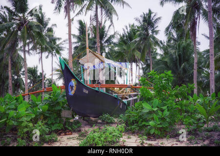 Bateau de pêche sur la plage à Philippines Siargao Island sur la côte. Banque D'Images