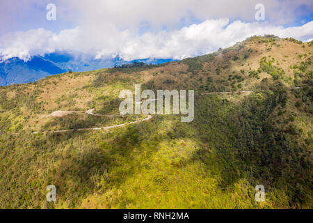 Drone volant vers l'incroyable magnifique célèbre Mt. Hehuan Taiwan au-dessus de la colline, vue aérienne photo. Banque D'Images