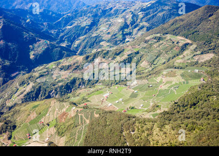 Drone volant vers l'incroyable magnifique célèbre Mt. Hehuan Taiwan au-dessus de la colline, vue aérienne photo. Banque D'Images