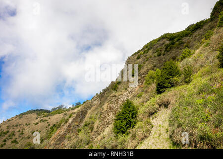 Drone volant vers l'incroyable magnifique célèbre Mt. Hehuan Taiwan au-dessus de la colline, vue aérienne photo. Banque D'Images