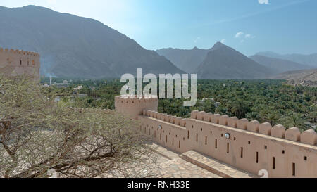 Vue sur l'Oasis Rustaq à partir d'une des terrasses supérieures de Rustaq Fort, Sultanat d'Oman Banque D'Images