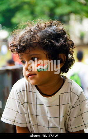 PUNE, Maharashtra, Inde, 15 août 2018, petit bébé avec tri indien peint couleur joue sur la célébration de l'Independence Day Banque D'Images