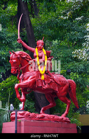 Statue de Zashichi Rani Rani Laxmibai, près de Théâtre ou Rangmandir Balgandharva, Pune Banque D'Images