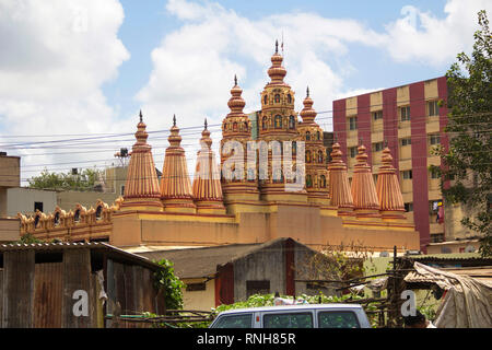 Vue de temple hindou gopuram ou des tours avec les bâtiments et le ciel en arrière-plan, Pune Banque D'Images