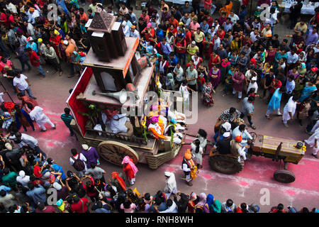 PUNE, Maharashtra, septembre 2018, Personnes et dévot à Laxmi road, avec procession de Kasba Ganpati lors de Ganpati Festival, vue aérienne Banque D'Images