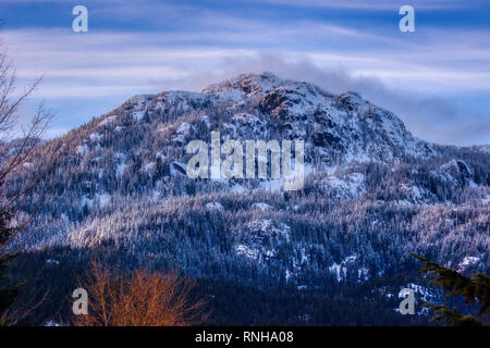 Belle vue sur la montagne de l'Arc-en-ciel au coucher du soleil avec les nuages roulant sur les pic, station de ski de Whistler Blackcomb, Whistler, British Columbia, Canada Banque D'Images