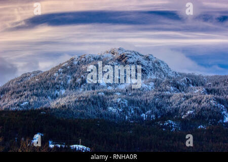 Belle vue sur la montagne de l'Arc-en-ciel au coucher du soleil avec les nuages roulant sur les pic, station de ski de Whistler Blackcomb, Whistler, British Columbia, Canada Banque D'Images