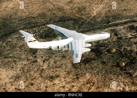 1981 - Un avion vue côté droit d'un C-141B Starlifter chute d'aéronefs 82nd Airborne Division les troupes sur la zone de B-70 lors de l'équipe de Dragon, le plus grand des chefs d'état major interarmées dans l'histoire de l'exercice de formation d'airdrop Banque D'Images