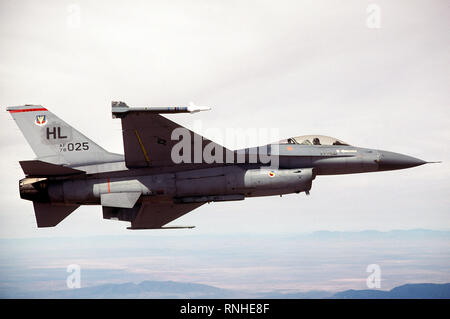 1981 - Un avion vue côté droit d'un F-16A Fighting Falcon avion transportant un missile Sidewinder AIM-9J pendant l'exercice Boarder Star '81 Banque D'Images