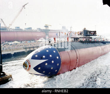 1982 - Un port bow view de la classe Los Angeles sous-marin d'attaque à propulsion nucléaire BALTIMORE (SSN-704) en glissant sur les moyens à la fin de la cérémonie de lancement. Banque D'Images