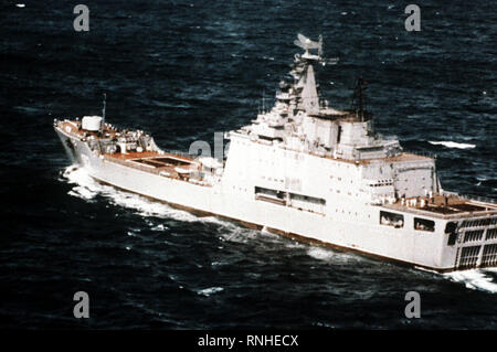 1982 - Un port trimestre Vue d'un classe soviétique Ivan Rogov dock transport d'assaut amphibie en cours. Banque D'Images