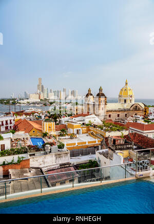 Vue sur la vieille ville vers l'église de San Pedro Claver et Bocagrande, coucher de soleil, Carthagène, Colombie, Département de Bolivar Banque D'Images
