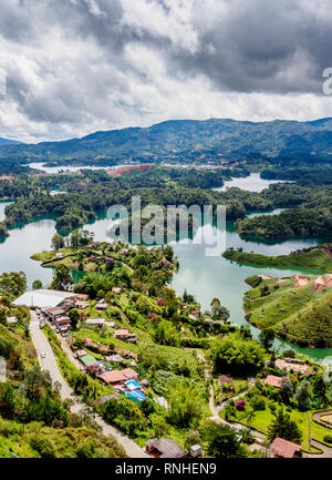 Embalse del Penol, portrait de El Penon de Guatape, rocher de Guatape, Département d'Antioquia, Colombie Banque D'Images