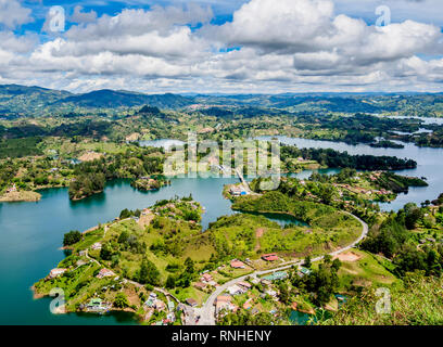 Embalse del Penol, portrait de El Penon de Guatape, rocher de Guatape, Département d'Antioquia, Colombie Banque D'Images