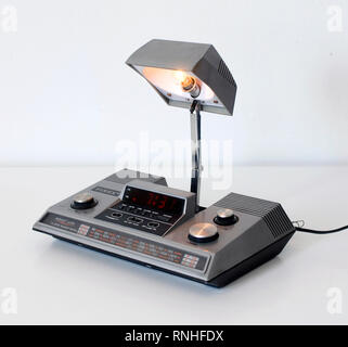 Un radio-réveil avec alarme et pliage cachés lampe. Marque Finex, faite ...