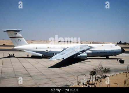 1980 - Une vue du côté droit d'un C-5A Galaxy avions stationnés sur une ligne de vol pendant l'exercice FIER PHANTOM Banque D'Images