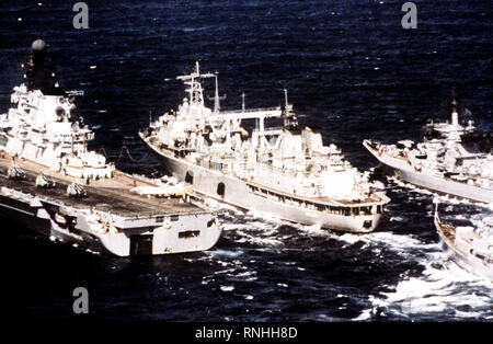 1982 - Un port trimestre Vue sur le navire de transport classe Keila soviétique BÉRÉZINA, centre, reconstituer trois navires pendant qu'ils sont en cours. Banque D'Images