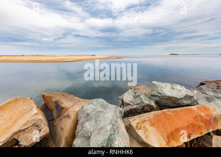 Eaux calmes de la Rivière Manning vu de Harrington de retenue. Harrington, NSW, Australie Banque D'Images