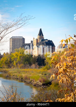 Une vue de l'automne de l'hôtel Delta Bessborough, rivière Saskatchewan Sud, et les toits de Saskatoon, Saskatchewan, Canada. Banque D'Images