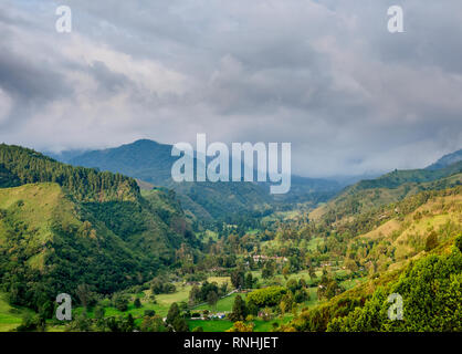 Paysage de la vallée de la rivière Quindio au coucher du soleil, le Salento Quindio, ministère, Colombie Banque D'Images