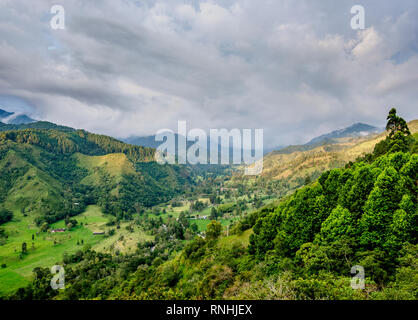 Paysage de la vallée de la rivière Quindio au coucher du soleil, le Salento Quindio, ministère, Colombie Banque D'Images