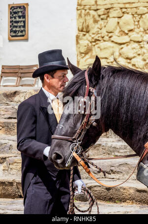 Calèche de mariage en face de l'église de Nossa Senhora do Rosário, Plaza Mayor, Villa de Leyva Boyaca, ministère, Colombie Banque D'Images