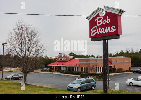 HICKORY, NC, USA-2/15/19 : un restaurant Bob Evans et signe, une chaîne appartenant à Golden Gate Capital. Banque D'Images