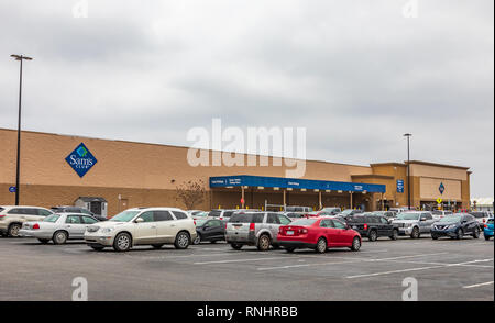 HICKORY, NC, USA-2/17/19 : un Sam's Club, le vendeur en gros d'escompte, administré par Walmart. Banque D'Images