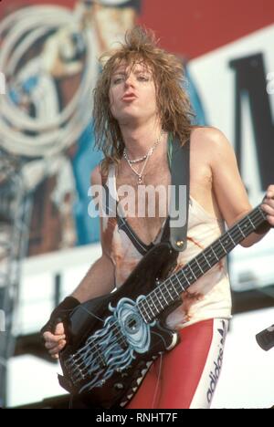 Le bassiste Jeff Pilson est montré sur scène pendant un concert de Dokken. Banque D'Images