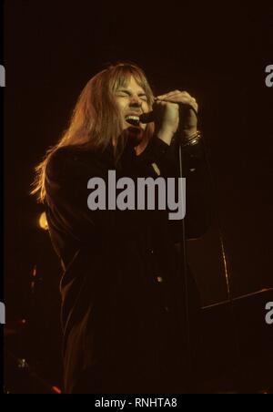 Don Dokken chanteur est montré sur scène pendant un concert de Dokken. Banque D'Images