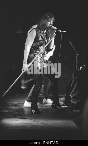 Don Dokken chanteur est montré sur scène pendant un concert de Dokken. Banque D'Images