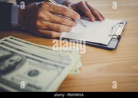 L'homme d'affaires de signer un contrat. L'entreprise signer personnellement,directeur de la société, avocat. Agent immobilier holding house, le déménagement ou Banque D'Images