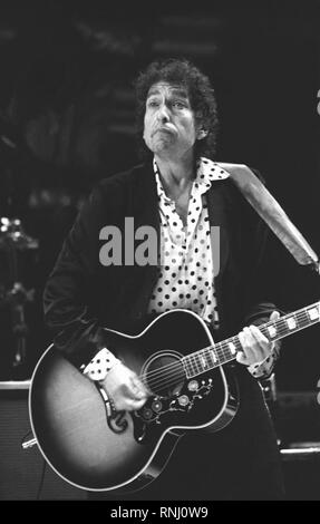 Chanteur, auteur-compositeur, auteur, poète et peintre, Bob Dylan est indiqué d'effectuer au cours d'un concert live 'apparence. Banque D'Images