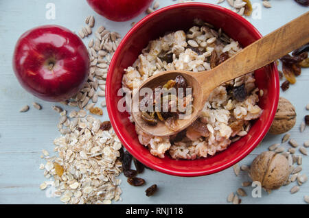 Close up image de bol d'avoine sans gluten sains avec les noix et raisins sur fond rustique. Nettoyer l'alimentation saine, vie saine, végétalien, végétarien, G Banque D'Images