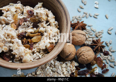 Close up image de bol d'avoine sans gluten sains avec les noix et raisins sur fond rustique. Nettoyer l'alimentation saine, vie saine, végétalien, végétarien, G Banque D'Images