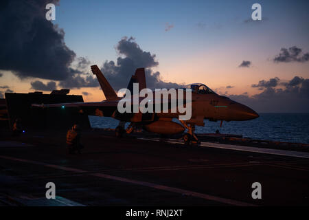 Un F/A-18E Super Hornet, affecté à l'Escadron d'avions de combat interarmées (VFA) 151, se prépare à lancer sur le pont d'envol du porte-avions USS JOHN C. STENNIS (CVN 74) dans l'océan Pacifique, Feb 15, 2019. Le John C. Stennis est déployé pour la 7è zone des opérations de la flotte à l'appui de la sécurité et de la stabilité dans la région Indo-Pacifique. (U.S. Photo par marine Spécialiste de la communication de masse Skyler 3e classe Okerman) Banque D'Images