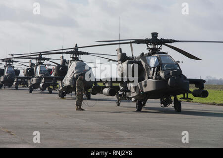 Un soldat américain, attribué à 1st Air Cavalry Brigade, Division de cavalerie, communique avec l'équipage d'AH-64 Apache pendant l'enregistrement de contrôle en amont sur la base aérienne de Chièvres, Belgique, 7 février 2019. La Base Aérienne de Chièvres a servi comme une zone d'étape intermédiaire avant la 1re Brigade d'aviation de combat déployés à l'Allemagne, la Pologne, la Lettonie et la Roumanie pendant neuf mois pour former avec les partenaires de l'OTAN à l'appui de la résolution de l'Atlantique. (U.S. Photo de l'armée par Visual Spécialiste de l'information Pascal Demeuldre) Banque D'Images