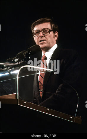 1982 - La sénateur Pete Domenici, C. R-Nouveau Mexique, parle au cours de la cérémonie de lancement du sous-marin d'attaque à propulsion nucléaire ALBUQUERQUE (SSN-706). Banque D'Images