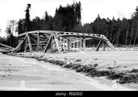 1980 - Le 18 mai 1980, éruption du Mont Saint Helens, Washington, qui a balayé les lahars générés vers le bas des vallées fluviales. Le Saint Helens pont de la route 504 a été effectué plus d'un quart de mile (demi-kilomètre) en aval et partiellement enterré. Banque D'Images