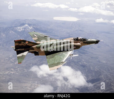 1980 - une bonne vue arrière d'un F-4G Phantom II Wild Weasel aéronef avion à droite sur une plage. Un missile AGM-45 Shrike est sur l'aile droite. Banque D'Images