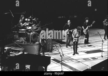 Musicien Bob Dylan est indiqué d'effectuer avec Tom Petty lors d'un concert en direct de l'apparence. Banque D'Images