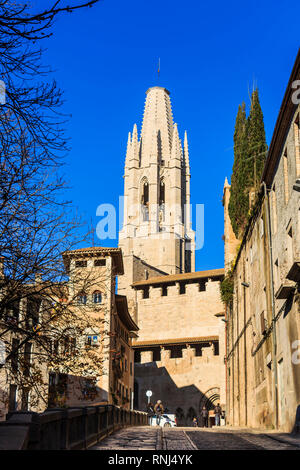 Girona, Espagne - Dec 2018 : clocher de l'église collégiale de Saint Félix de la rue Pujada de Sant Feliu Banque D'Images