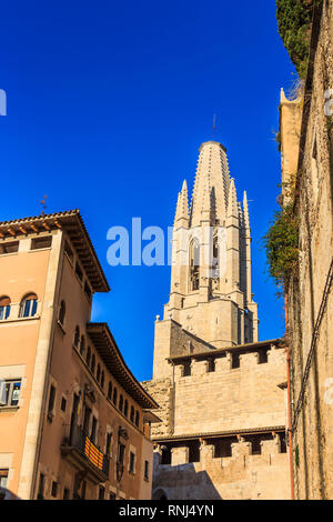 Clocher de l'église collégiale de Saint Félix de la rue Pujada de Sant Feliu Banque D'Images