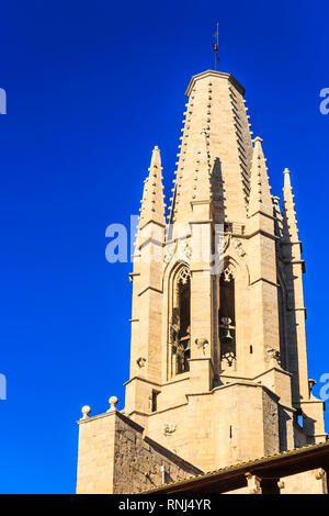 Clocher de l'église collégiale de Saint Félix de la rue Pujada de Sant Feliu Banque D'Images